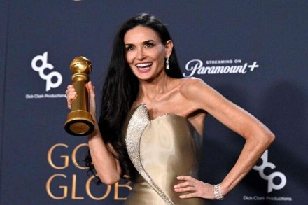 Demi Moore vince il suo primo Golden Globe e si toglie qualche soddisfazione